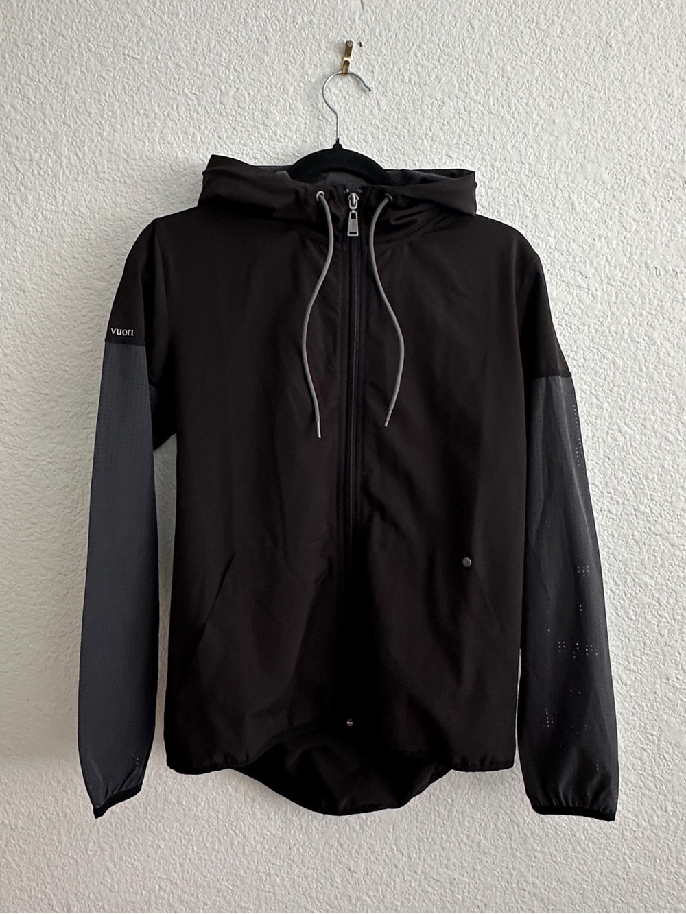 Vuori Women Windbreaker Black Jacket with Gray Sleeves Hooded Performance Zip